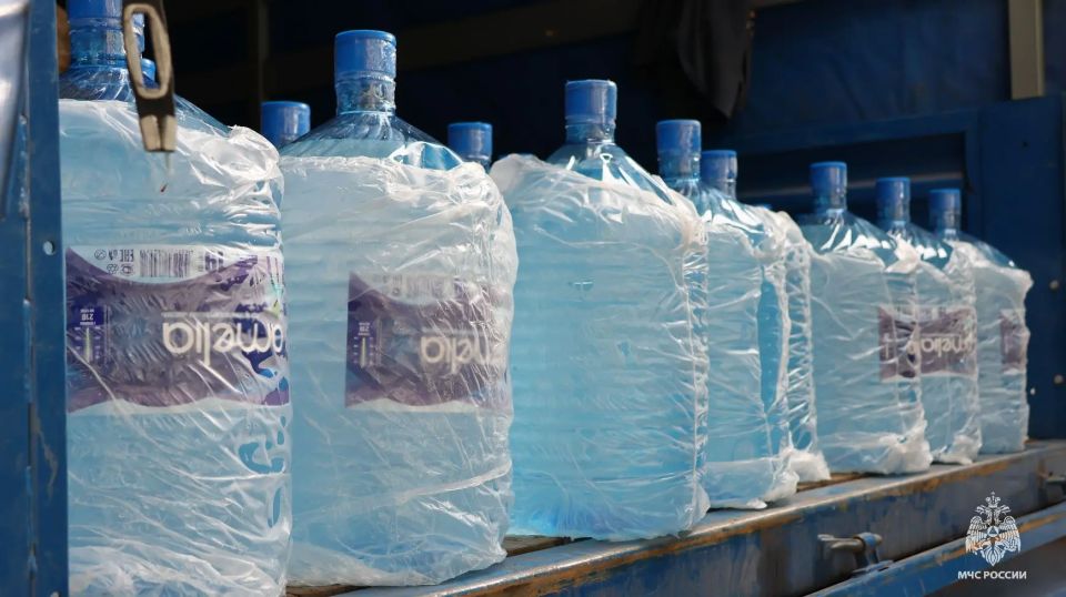 МЧС России продолжает поставки питьевой воды в Запорожскую область МЧС России продолжает поставки питьевой воды в Запорожскую область