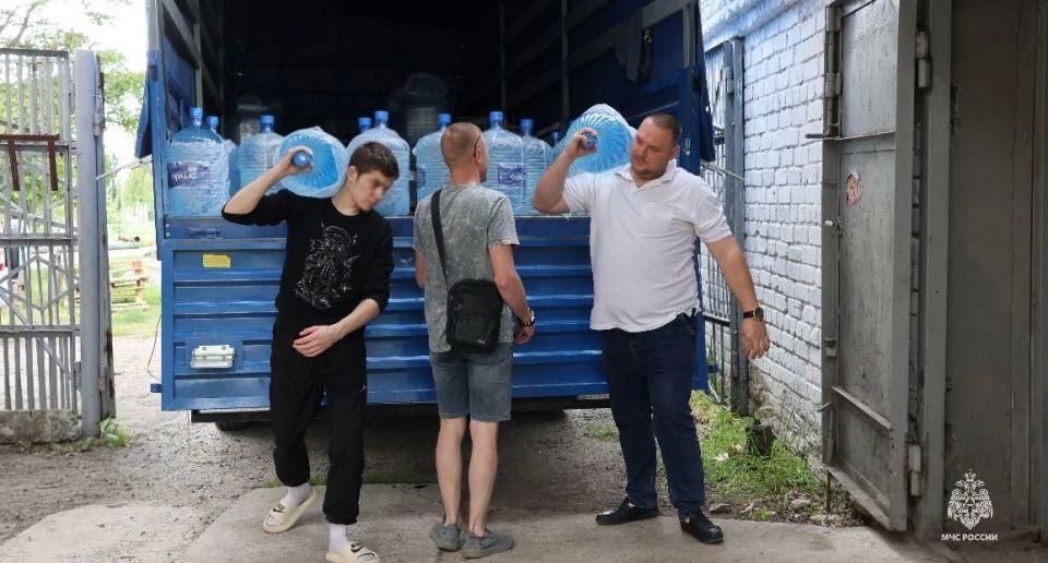 МЧС России продолжает поставки питьевой воды в Запорожскую область МЧС России продолжает поставки питьевой воды в Запорожскую область