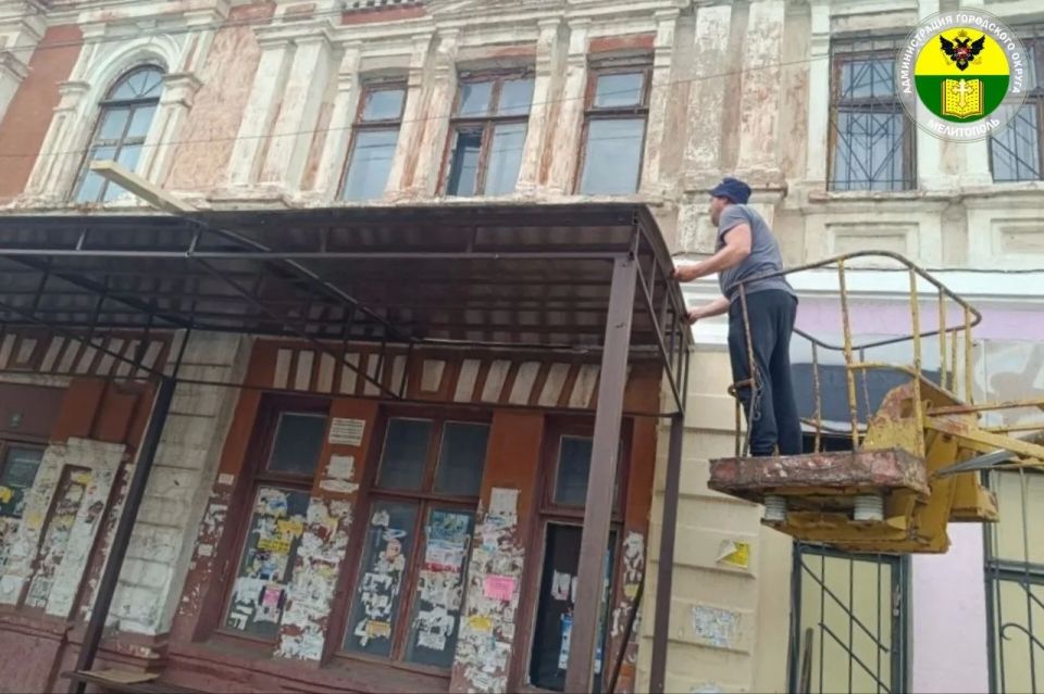 В Мелитополе отремонтировали крышу остановки «Центральный рынок»
