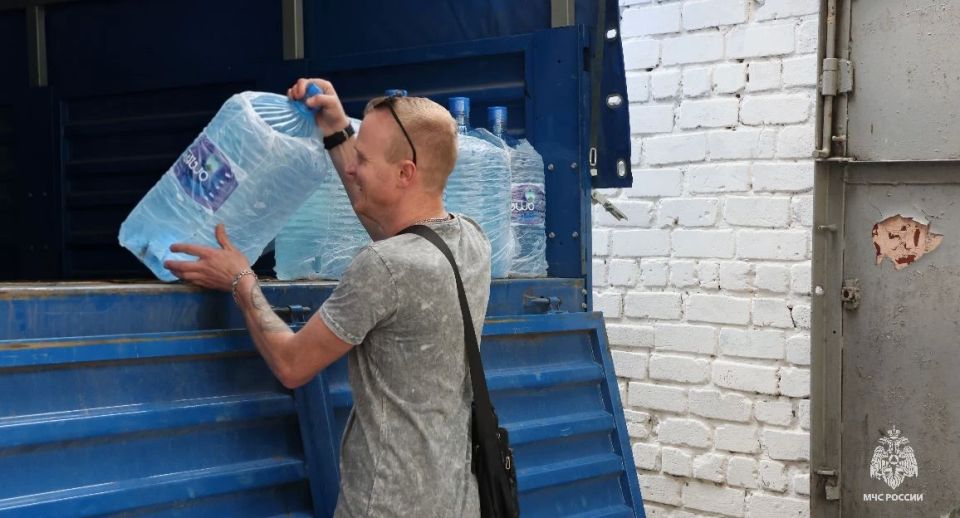 МЧС России продолжает поставки питьевой воды в Запорожскую область МЧС России продолжает поставки питьевой воды в Запорожскую область