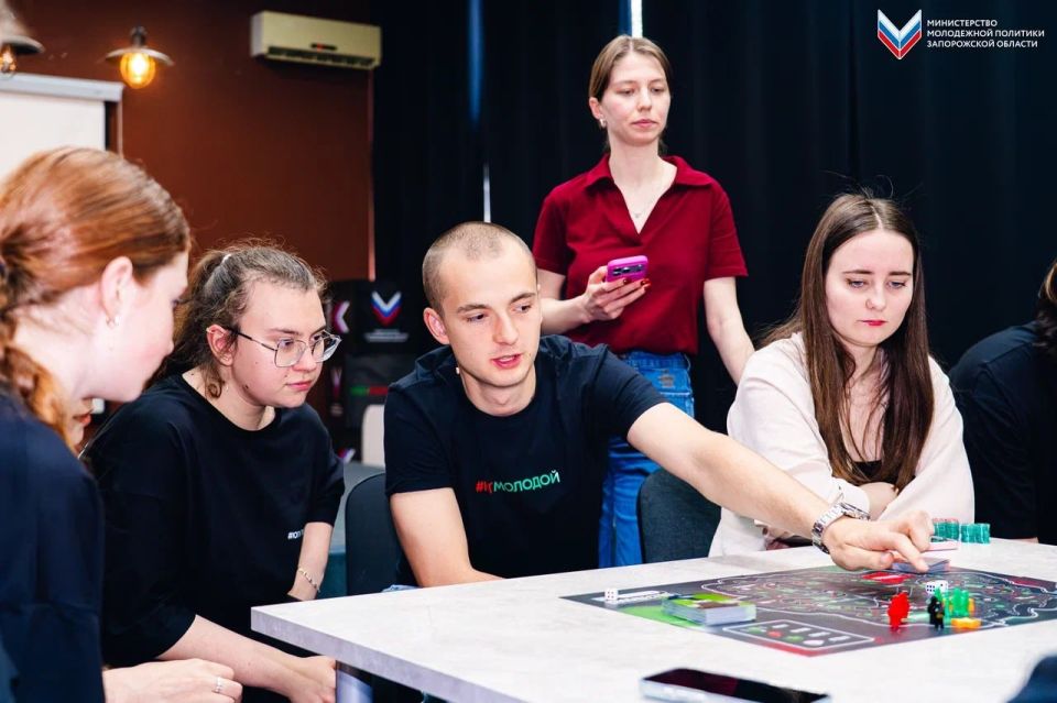 Как развивать командную работу и учиться принимать решения в игровой форме? Как развивать командную работу и учиться принимать решения в игровой форме?
