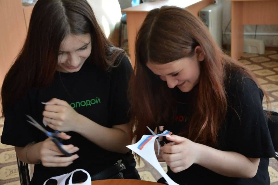 В преддверии Дня России. Активисты «Юга молодого» совместно с сотрудниками МБУ «КСМЦ г. Васильевка» провели творческое мероприятие, посвящённое Дню России В преддверии Дня России. Активисты «Юга молодого» совместно с сотрудниками МБУ «КСМЦ г. Васильевка» провели творческое мероприятие, посвящённое Дню России