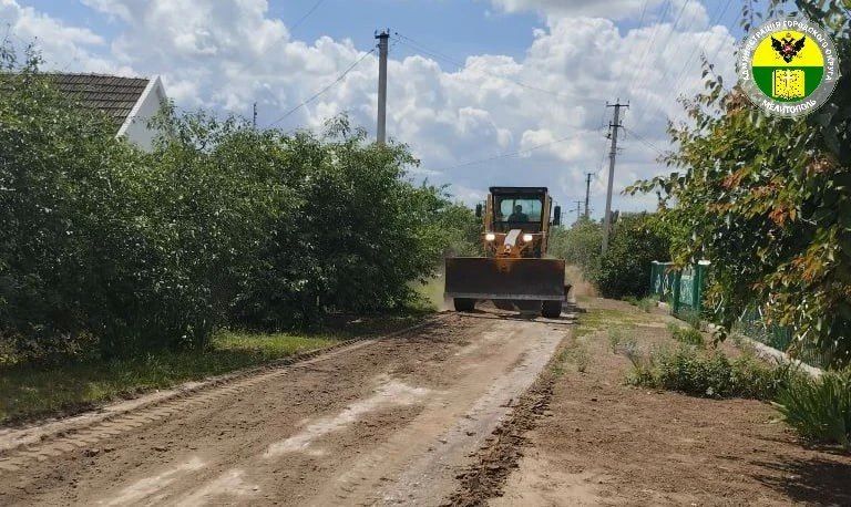 Администрация городского округа Мелитополь продолжает работу по приведению в порядок дорог населённых пунктов Администрация городского округа Мелитополь продолжает работу по приведению в порядок дорог населённых пунктов