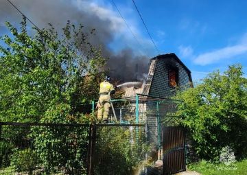 В Бердянске огнеборцы МЧС России ликвидировали пожар в частном жилом доме