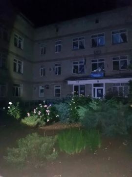 Вечером 7 июня украинские беспилотники нанесли три удара по зданию бывшего колледжа бизнеса в Токмаке
