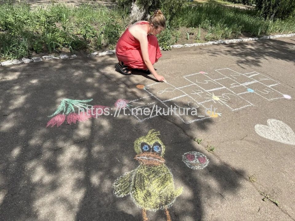 4 июня в Малобелозерском СК прошел конкурс рисунков на асфальте «Детство в ярких красках», приуроченный к Международному Дню защиты детей! 4 июня в Малобелозерском СК прошел конкурс рисунков на асфальте «Детство в ярких красках», приуроченный к Международному Дню защиты детей!