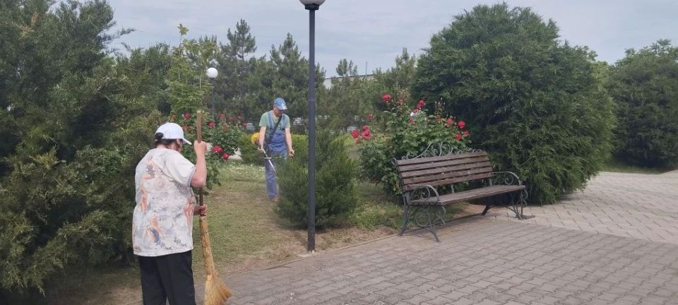 08.06.2026 Сотрудники Кирилловского Дома культуры проводят работы по благоустройству прилегающей территории 08.06.2026 Сотрудники Кирилловского Дома культуры проводят работы по благоустройству прилегающей территории