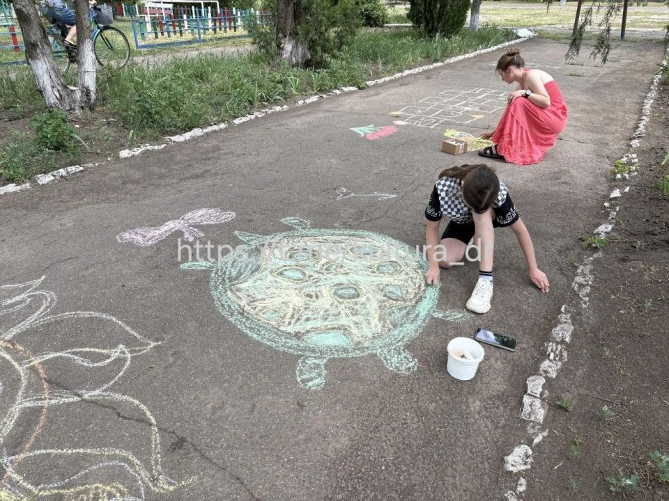 4 июня в Малобелозерском СК прошел конкурс рисунков на асфальте «Детство в ярких красках», приуроченный к Международному Дню защиты детей! 4 июня в Малобелозерском СК прошел конкурс рисунков на асфальте «Детство в ярких красках», приуроченный к Международному Дню защиты детей!