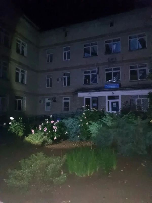 Вечером 7 июня ВСУ нанесли три удара беспилотником по зданию бывшего колледжа бизнеса в Токмаке Вечером 7 июня ВСУ нанесли три удара беспилотником по зданию бывшего колледжа бизнеса в Токмаке