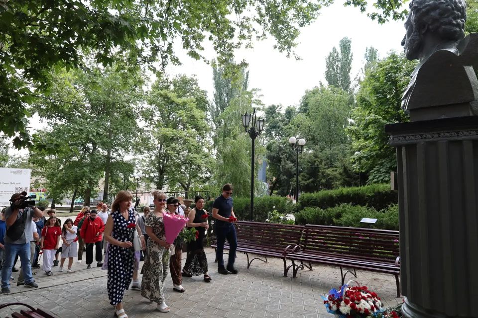 В Мелитополе отметили день рождения Александра Пушкина В Мелитополе отметили день рождения Александра Пушкина