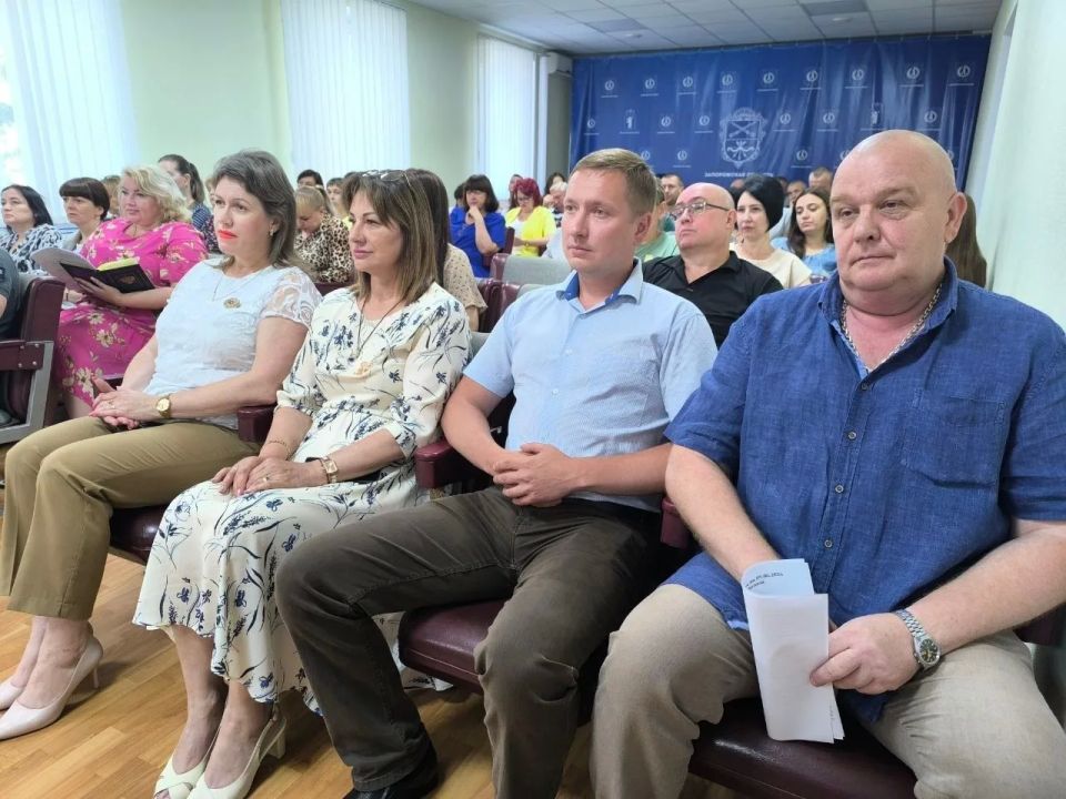 Глава Акимовского муниципального округа Александр Трудоношин провёл расширенное совещание с аппаратом, Советом депутатов, шеф-регионом, руководителями служб и ведомств Глава Акимовского муниципального округа Александр Трудоношин провёл расширенное совещание с аппаратом, Советом депутатов, шеф-регионом, руководителями служб и ведомств