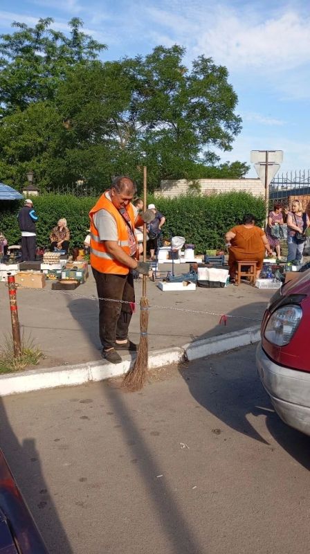 Сотрудники МБУ “Благоустройство Бердянск” активно работают в районе Колония Сотрудники МБУ “Благоустройство Бердянск” активно работают в районе Колония