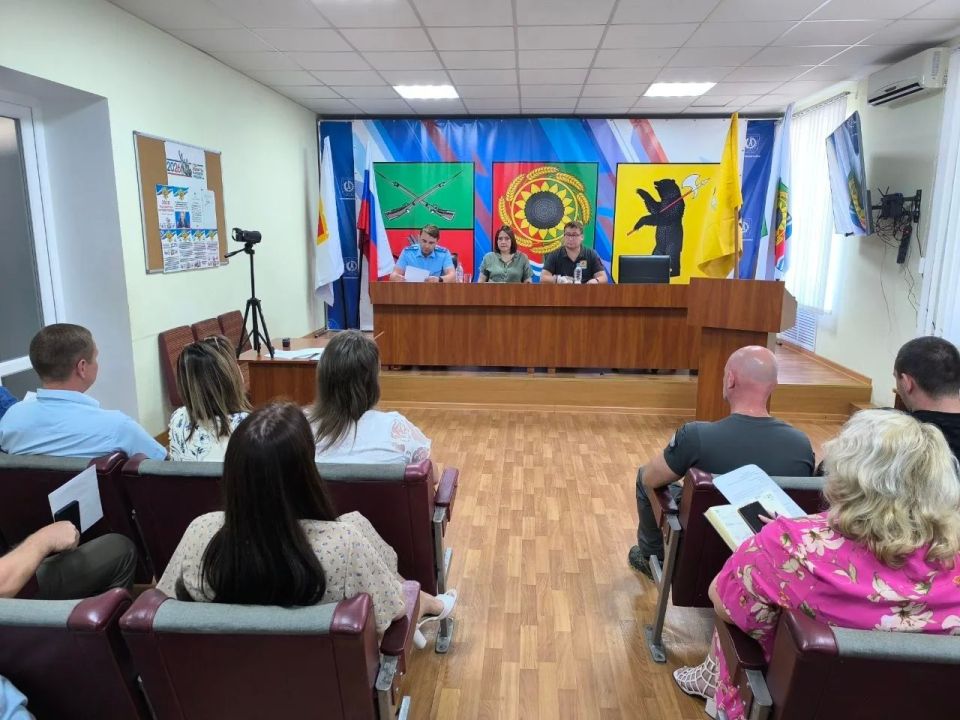 Глава Акимовского муниципального округа Александр Трудоношин провёл расширенное совещание с аппаратом, Советом депутатов, шеф-регионом, руководителями служб и ведомств Глава Акимовского муниципального округа Александр Трудоношин провёл расширенное совещание с аппаратом, Советом депутатов, шеф-регионом, руководителями служб и ведомств