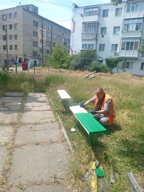 Сотрудники МБУ “Благоустройство Бердянск” активно работают в районе Колония Сотрудники МБУ “Благоустройство Бердянск” активно работают в районе Колония