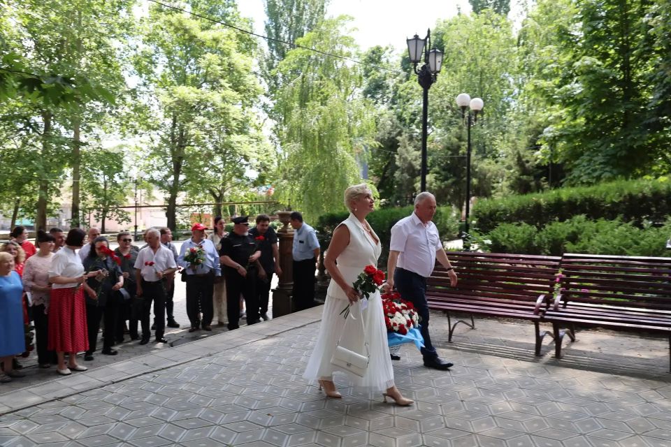 В Мелитополе отметили день рождения Александра Пушкина В Мелитополе отметили день рождения Александра Пушкина