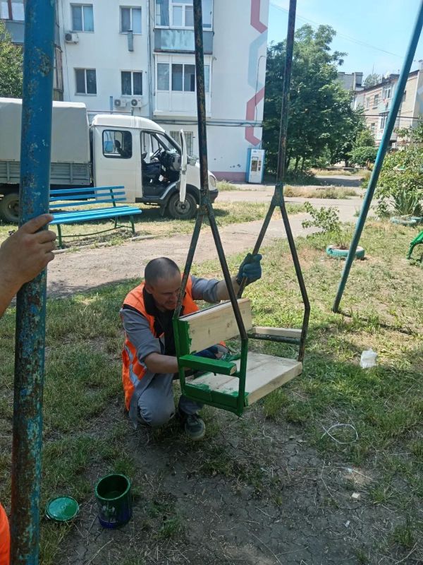 Сотрудники МБУ “Благоустройство Бердянск” активно работают в районе Колония Сотрудники МБУ “Благоустройство Бердянск” активно работают в районе Колония