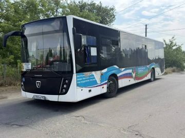 Украинский дрон атаковал пассажирский автобус, ехавший из Мелитополя в Великую Белозерку — в салоне были восемь человек и водитель, никто не пострадал, сообщил Балицкий