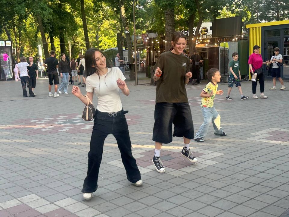 В отсутствии электричества добровольцы продолжают организовывать интересное времяпрепровождение для жителей Мелитополя В отсутствии электричества добровольцы продолжают организовывать интересное времяпрепровождение для жителей Мелитополя
