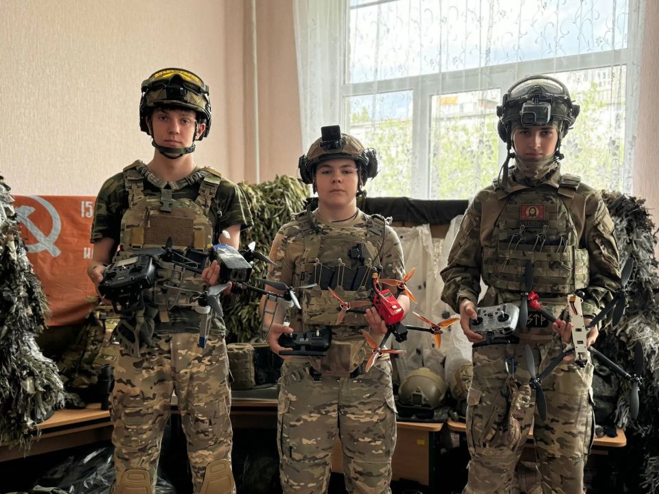 Воспитанники Ресурсного центра приняли участие в профильной смене «Битва дронов» в «Артеке» Воспитанники Ресурсного центра приняли участие в профильной смене «Битва дронов» в «Артеке»