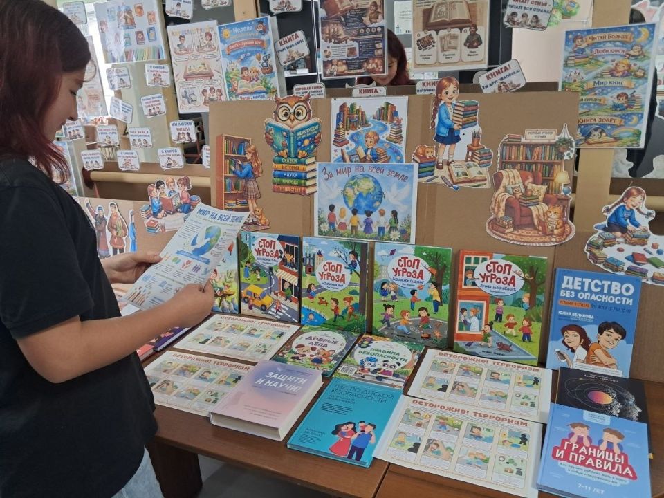 В Кирилловской библиотеке оформлена книжная выставка «За мир на всей земле» В Кирилловской библиотеке оформлена книжная выставка «За мир на всей земле»