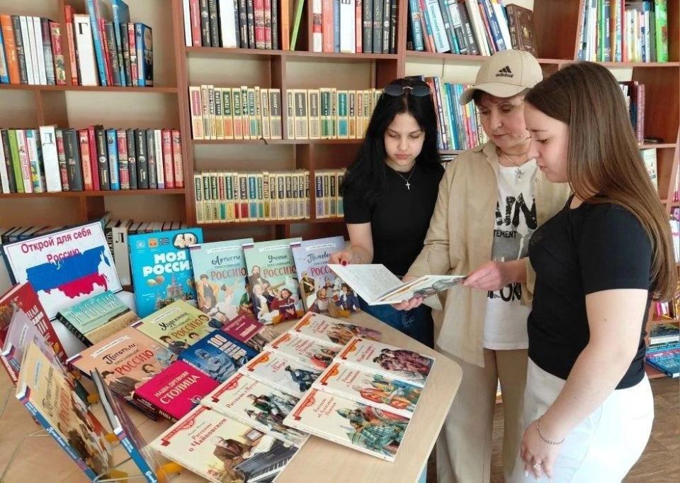 «Открой для себя Россию». В преддверии Дня России в Токмакской центральной детской библиотеке для студентов Молочанского многопрофильного центра ПТО прошёл тематический час «Открой для себя Россию». Библиотекарь... «Открой для себя Россию». В преддверии Дня России в Токмакской центральной детской библиотеке для студентов Молочанского многопрофильного центра ПТО прошёл тематический час «Открой для себя Россию». Библиотекарь...