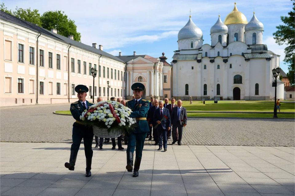 Нахожусь с рабочим визитом в Великом Новгороде, где проходят мероприятия Парламентской Ассоциации Северо-Запада России (ПАСЗР) Нахожусь с рабочим визитом в Великом Новгороде, где проходят мероприятия Парламентской Ассоциации Северо-Запада России (ПАСЗР)