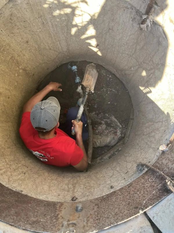 Специалисты ГУП «БОС» и ГУП «Вода Запорожья» ведут очистку колодцев Специалисты ГУП «БОС» и ГУП «Вода Запорожья» ведут очистку колодцев