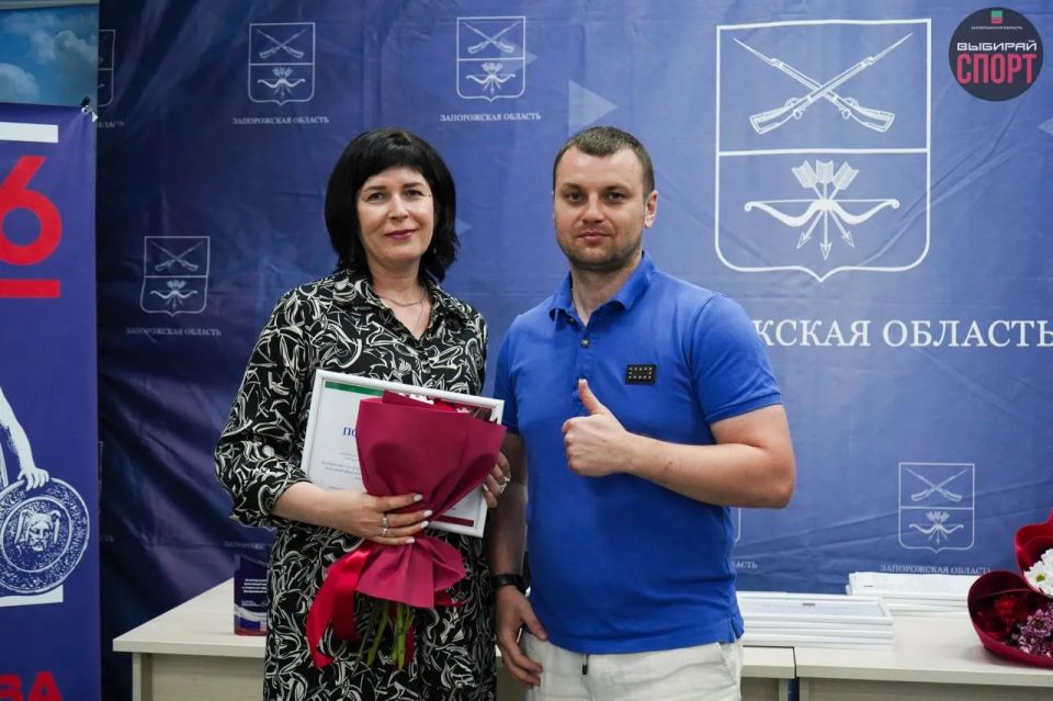 Министр физической культуры и спорта Запорожской области наградил сотрудников Министерства спорта ко Дню России Министр физической культуры и спорта Запорожской области наградил сотрудников Министерства спорта ко Дню России