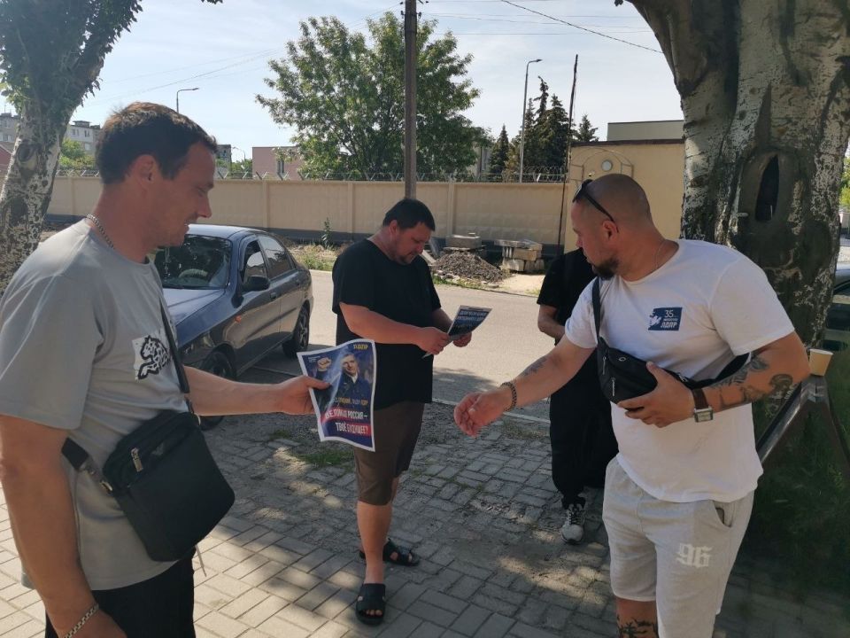 Активисты ЛДПР провели агитационную волну в Бердянске: диалог с жителями и свежие новости партии! Активисты ЛДПР провели агитационную волну в Бердянске: диалог с жителями и свежие новости партии!