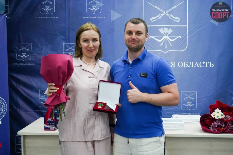 Министр физической культуры и спорта Запорожской области наградил сотрудников Министерства спорта ко Дню России Министр физической культуры и спорта Запорожской области наградил сотрудников Министерства спорта ко Дню России