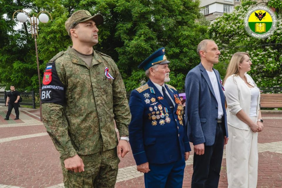 В Мелитополе торжественно подняли флаг России В Мелитополе торжественно подняли флаг России