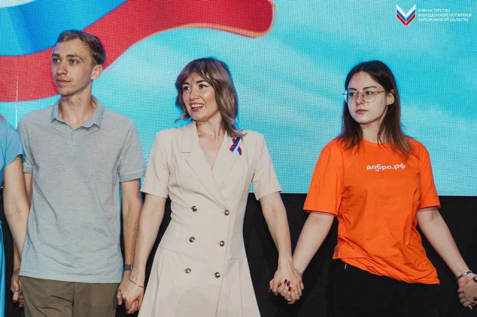 Все народы — одна страна. Молодёжь приняла участие в акции «Хоровод единства» ко Дню России В рамках Года единства народов России и ко Дню России в Мелитополе прошла акция «Хоровод единства» Все народы — одна страна. Молодёжь приняла участие в акции «Хоровод единства» ко Дню России В рамках Года единства народов России и ко Дню России в Мелитополе прошла акция «Хоровод единства»