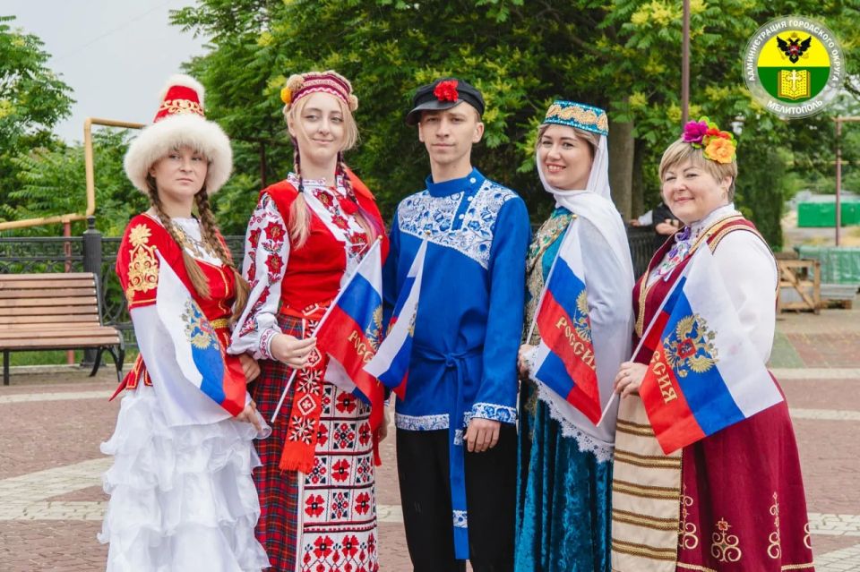 В Мелитополе торжественно подняли флаг России В Мелитополе торжественно подняли флаг России