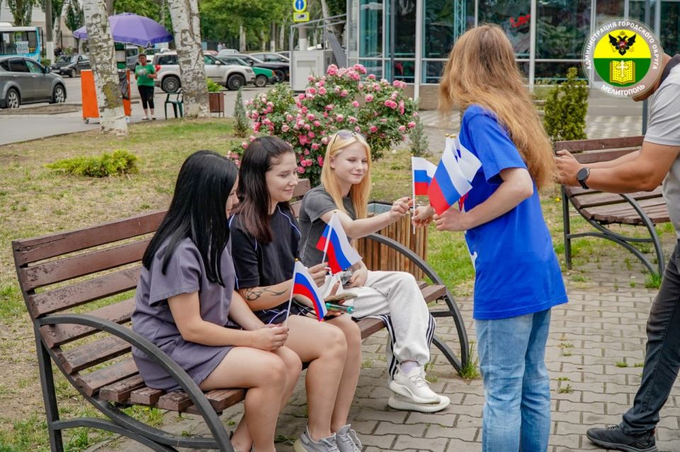 В честь Дня России местное отделение партии «Единая Россия» совместно с активистами и сторонниками организовало праздничную акцию В честь Дня России местное отделение партии «Единая Россия» совместно с активистами и сторонниками организовало праздничную акцию