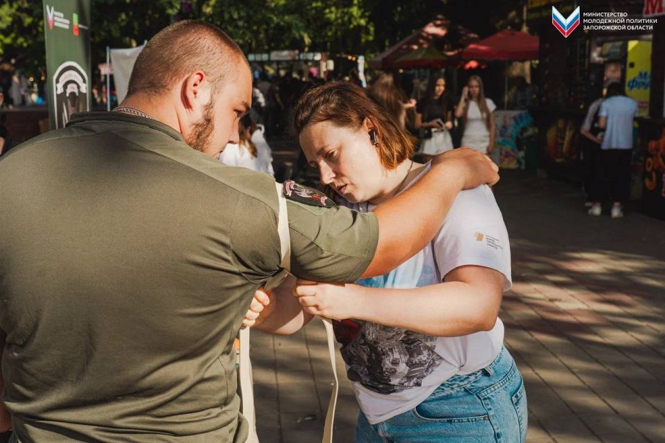 Танцы, игры и активный отдых: для жителей города продолжают работать интерактивные площадки Танцы, игры и активный отдых: для жителей города продолжают работать интерактивные площадки