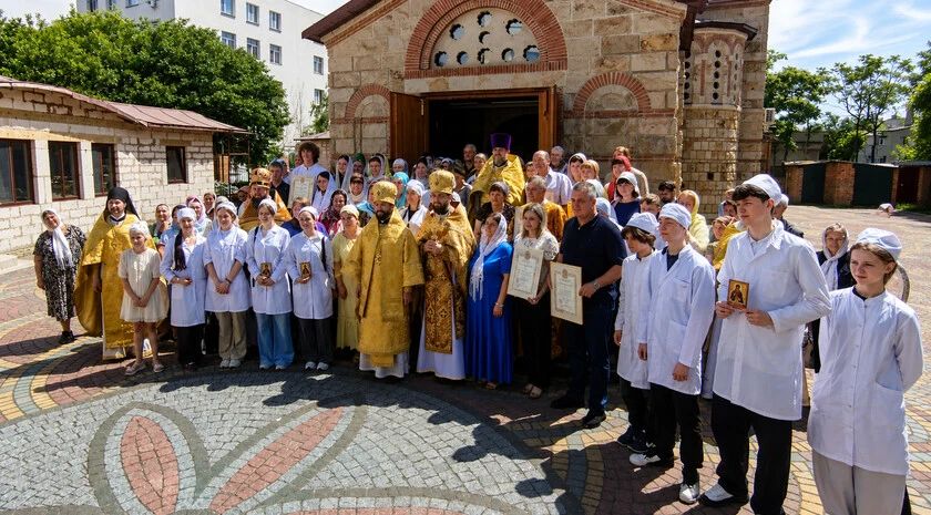 Более 150 студентов медколледжа прошли освящение белых халатов в Бердянске