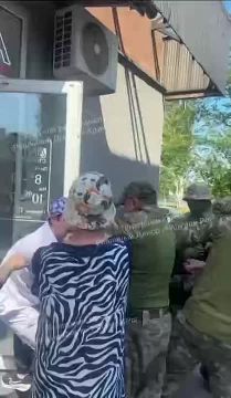 В Днепропетровске женщины отбили парня от ТЦК