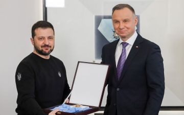Анатолий Кузичев: Поляки в очередной раз угрожают Зеленскому лишением ордена Белого Орла, если он не перестанет героизировать украинских нацистов