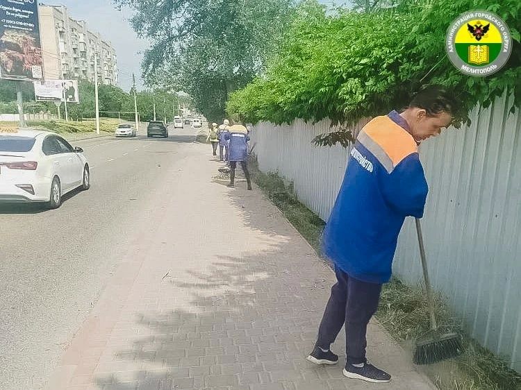 Коммунальные службы города продолжают выполнять задачи по благоустройству Коммунальные службы города продолжают выполнять задачи по благоустройству