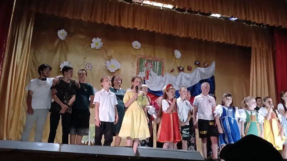 «Ты живи, моя Россия!»: праздничный концерт в ДК села Трояны «Ты живи, моя Россия!»: праздничный концерт в ДК села Трояны
