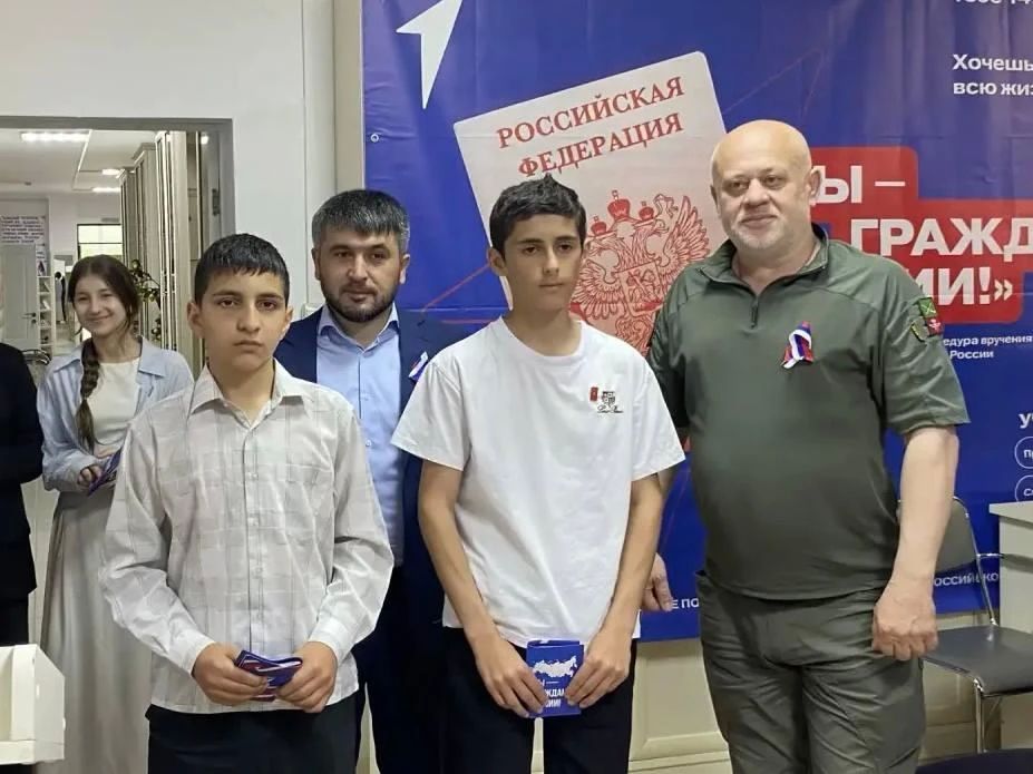 Глава Михайловского района Вячеслав Бедняк вручил первые паспорта юным табасаранцам Глава Михайловского района Вячеслав Бедняк вручил первые паспорта юным табасаранцам