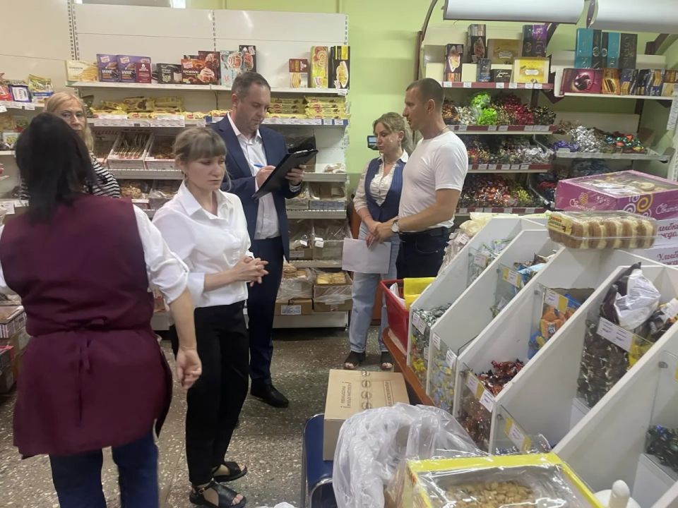 Руководство Токмакского муниципального округа проверило наличие товаров в магазинах и аптеках Руководство Токмакского муниципального округа проверило наличие товаров в магазинах и аптеках