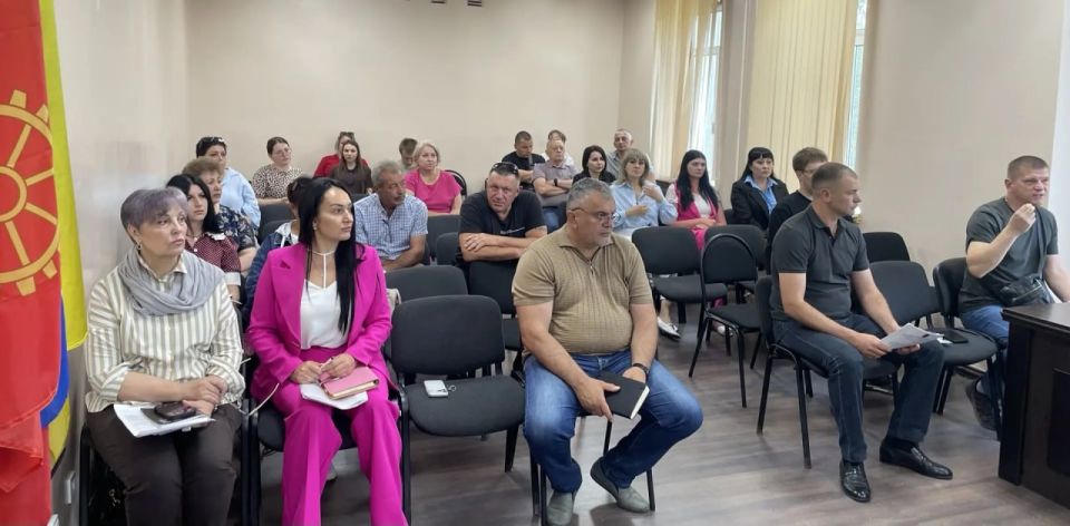Глава Токмакского муниципального округа, секретарь местного отделения партии «Единая Россия» Александр Калмыков провел еженедельное оперативное совещание Глава Токмакского муниципального округа, секретарь местного отделения партии «Единая Россия» Александр Калмыков провел еженедельное оперативное совещание