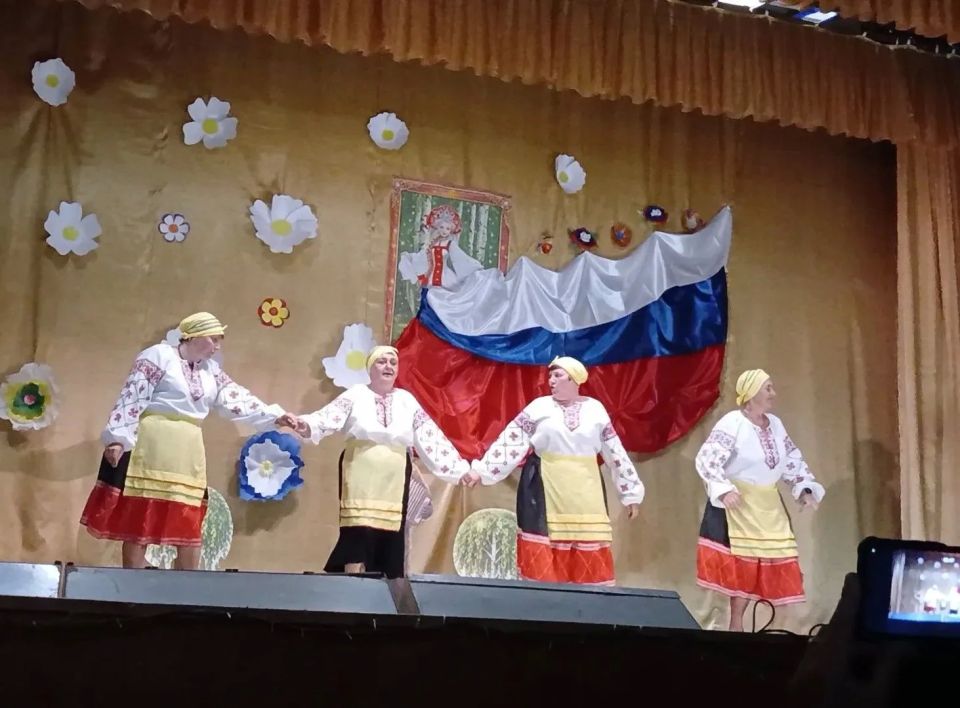 «Ты живи, моя Россия!»: праздничный концерт в ДК села Трояны «Ты живи, моя Россия!»: праздничный концерт в ДК села Трояны