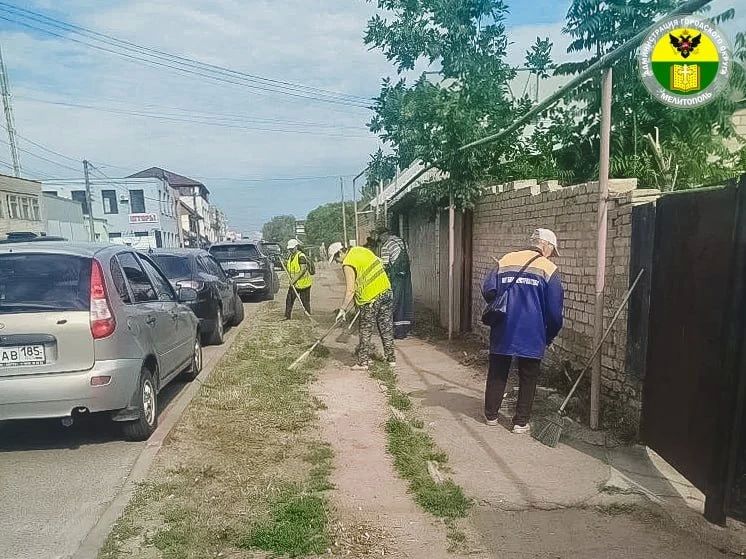 Коммунальные службы города продолжают выполнять задачи по благоустройству Коммунальные службы города продолжают выполнять задачи по благоустройству