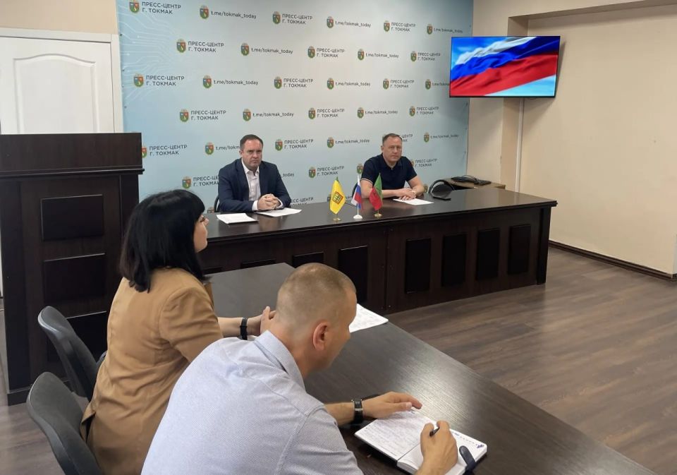 Глава Токмакского муниципального округа, секретарь местного отделения партии «Единая Россия» Александр Калмыков провел еженедельное оперативное совещание Глава Токмакского муниципального округа, секретарь местного отделения партии «Единая Россия» Александр Калмыков провел еженедельное оперативное совещание