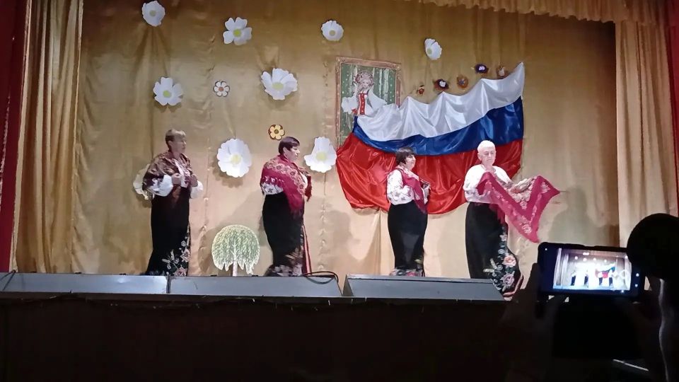 «Ты живи, моя Россия!»: праздничный концерт в ДК села Трояны «Ты живи, моя Россия!»: праздничный концерт в ДК села Трояны