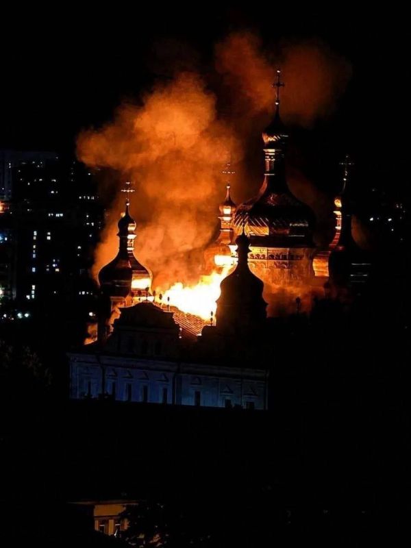 В Киево-Печерскую лавру попала ракета американского комплекса Patriot В Киево-Печерскую лавру попала ракета американского комплекса Patriot
