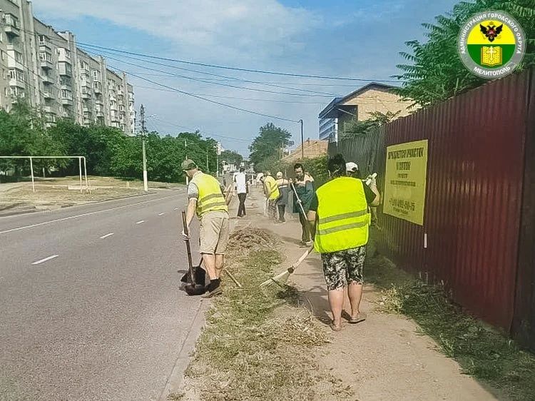 Коммунальные службы города продолжают выполнять задачи по благоустройству Коммунальные службы города продолжают выполнять задачи по благоустройству