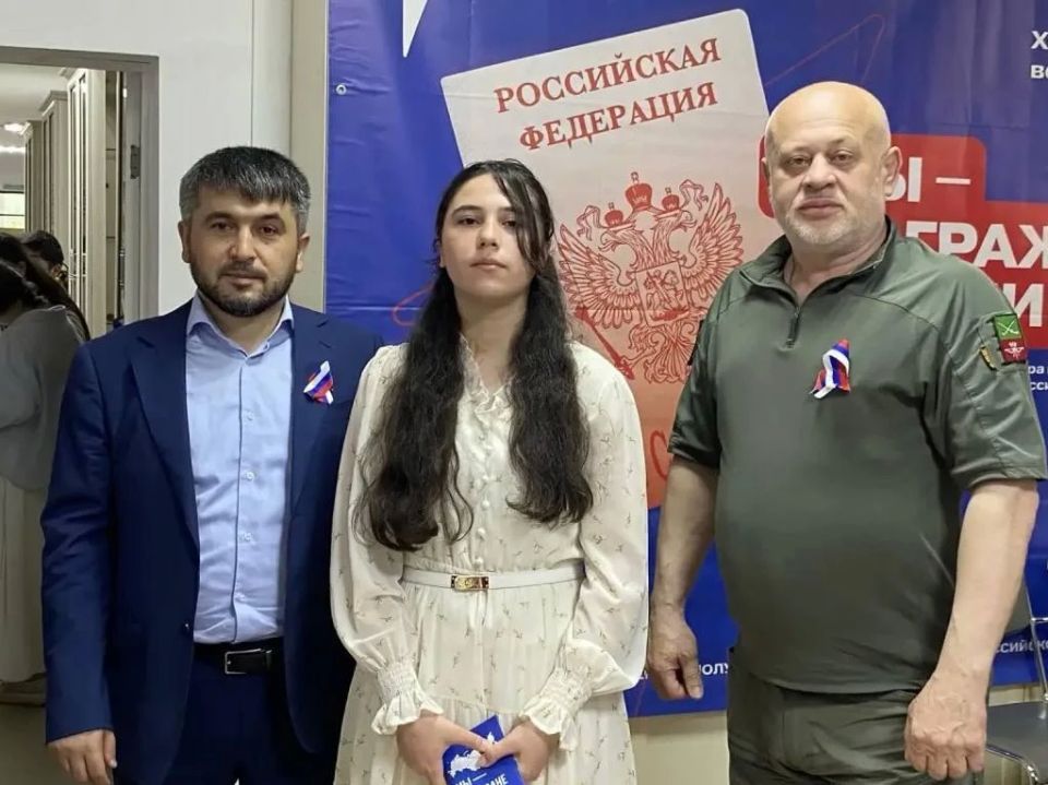 Глава Михайловского района Вячеслав Бедняк вручил первые паспорта юным табасаранцам Глава Михайловского района Вячеслав Бедняк вручил первые паспорта юным табасаранцам